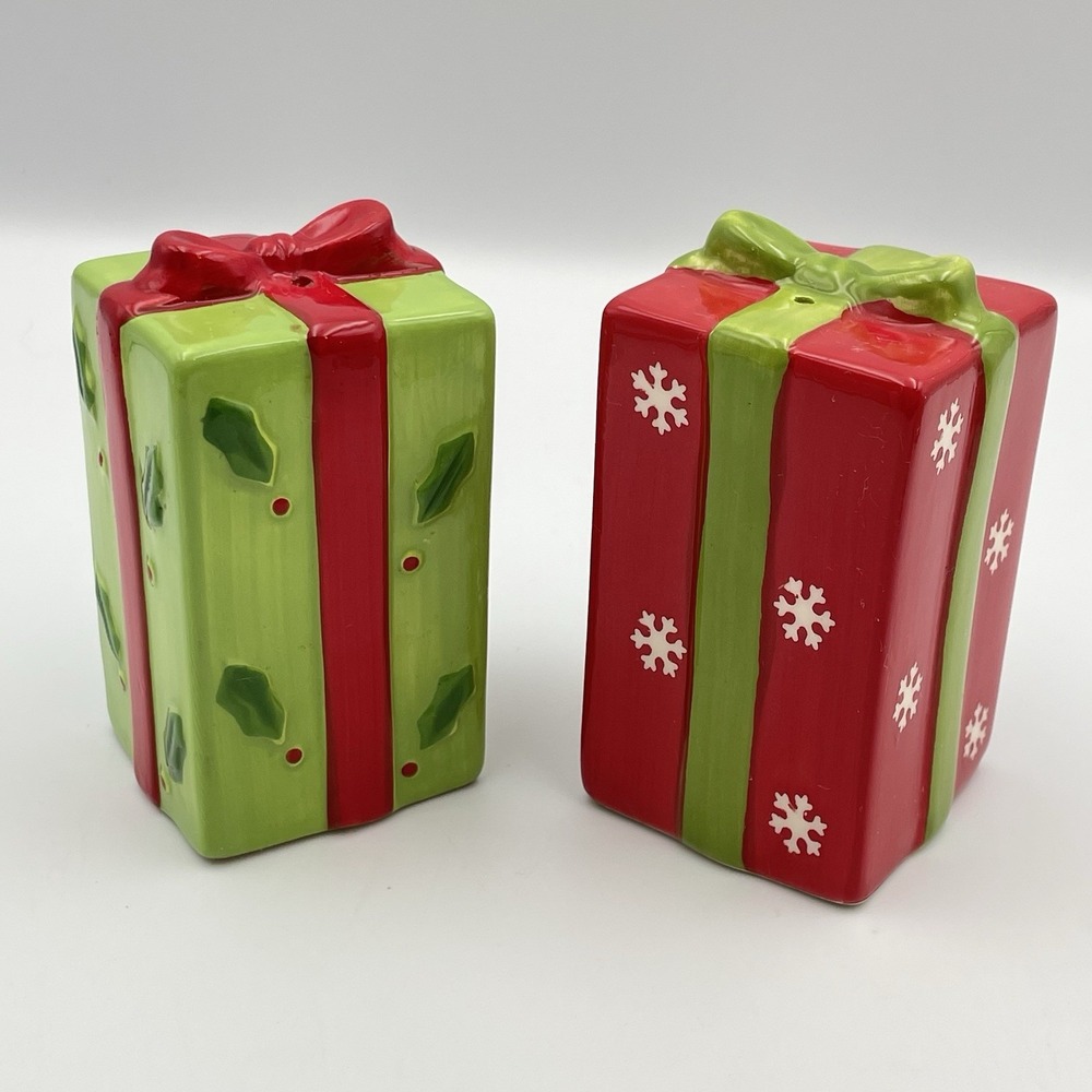Christmas Gift Box Salt And Pepper‎ Shakers Red Green Ceramic Holiday Set 3.5"